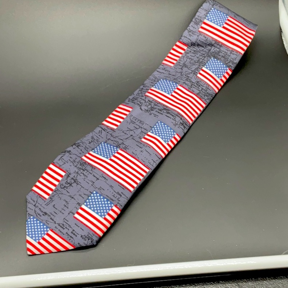 Tie- American flag 100% silk 
Made in Italy Windsor collection
